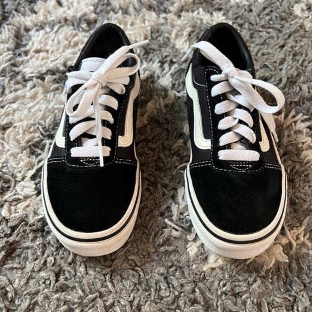 EUC Vans Kids Old Skool Shoe- Black . Youth size 13